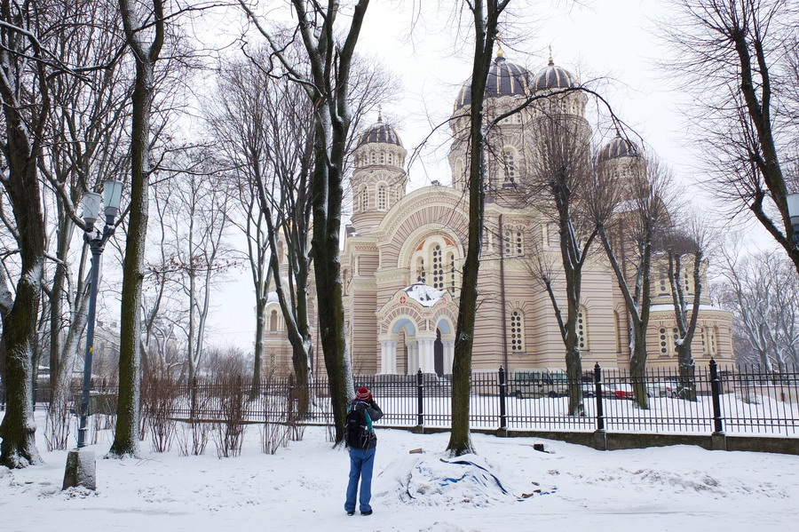 Pravoslavný chrám Narození Páně dominuje jednomu z velkých parků v centru města. // Riga, Lotyšsko