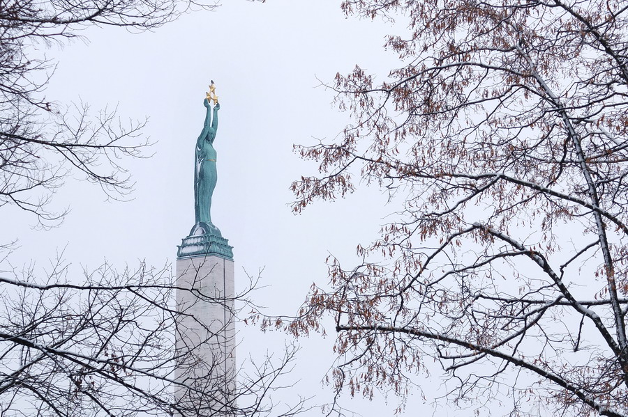 Dívka Milda drží trojici hvězd, symbolizující tři lotyšské provincie, ve výšce 42 metrů. // Riga, Lotyšsko