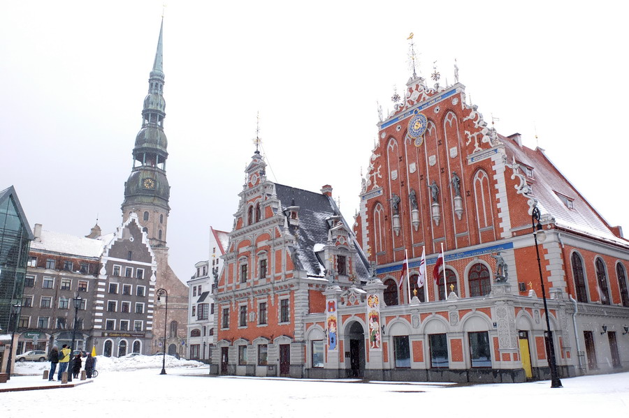 Radniční náměstí, bazilika svatého Petra na pozadí. // Riga, Lotyšsko