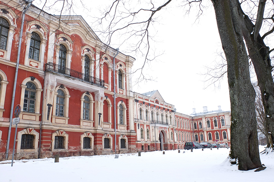 Impozantní palác v Jelgavě.