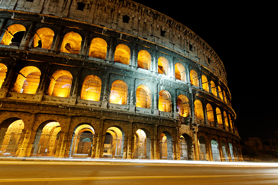 noční pohled na Koloseum, Řím, Itálie