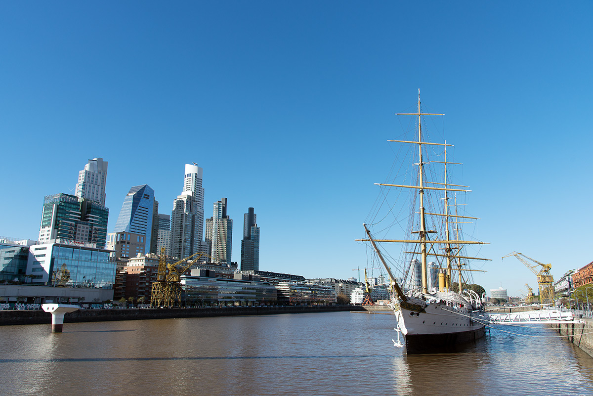 loď na kanálu v Puerto Madero, Buenos Aires, Argentina